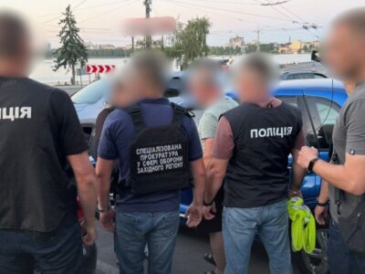 Знімав з розшуку за долари: на Тернопільщині підозрюють державного службовця