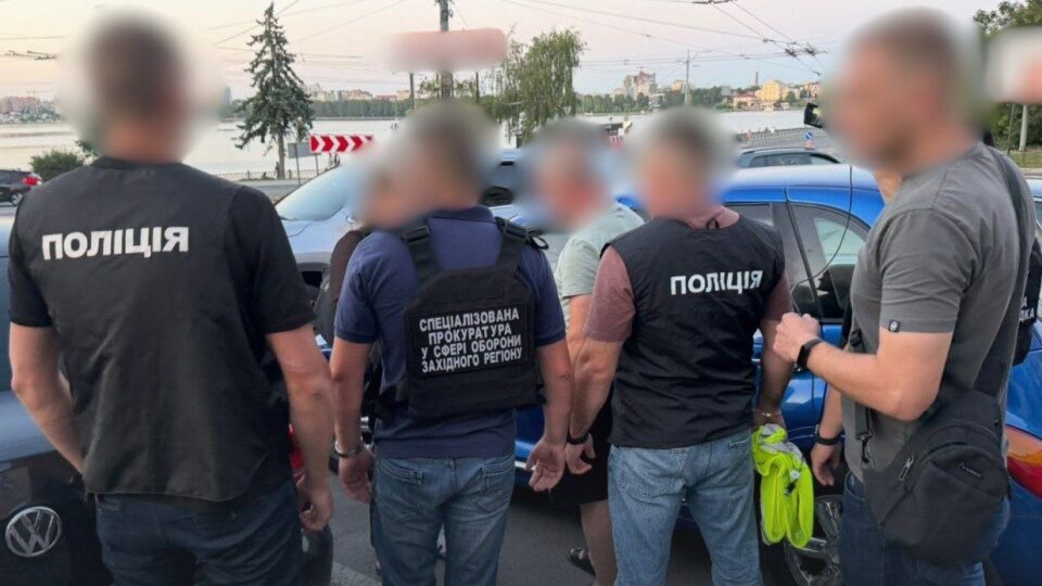 Знімав з розшуку за долари: на Тернопільщині підозрюють державного службовця 