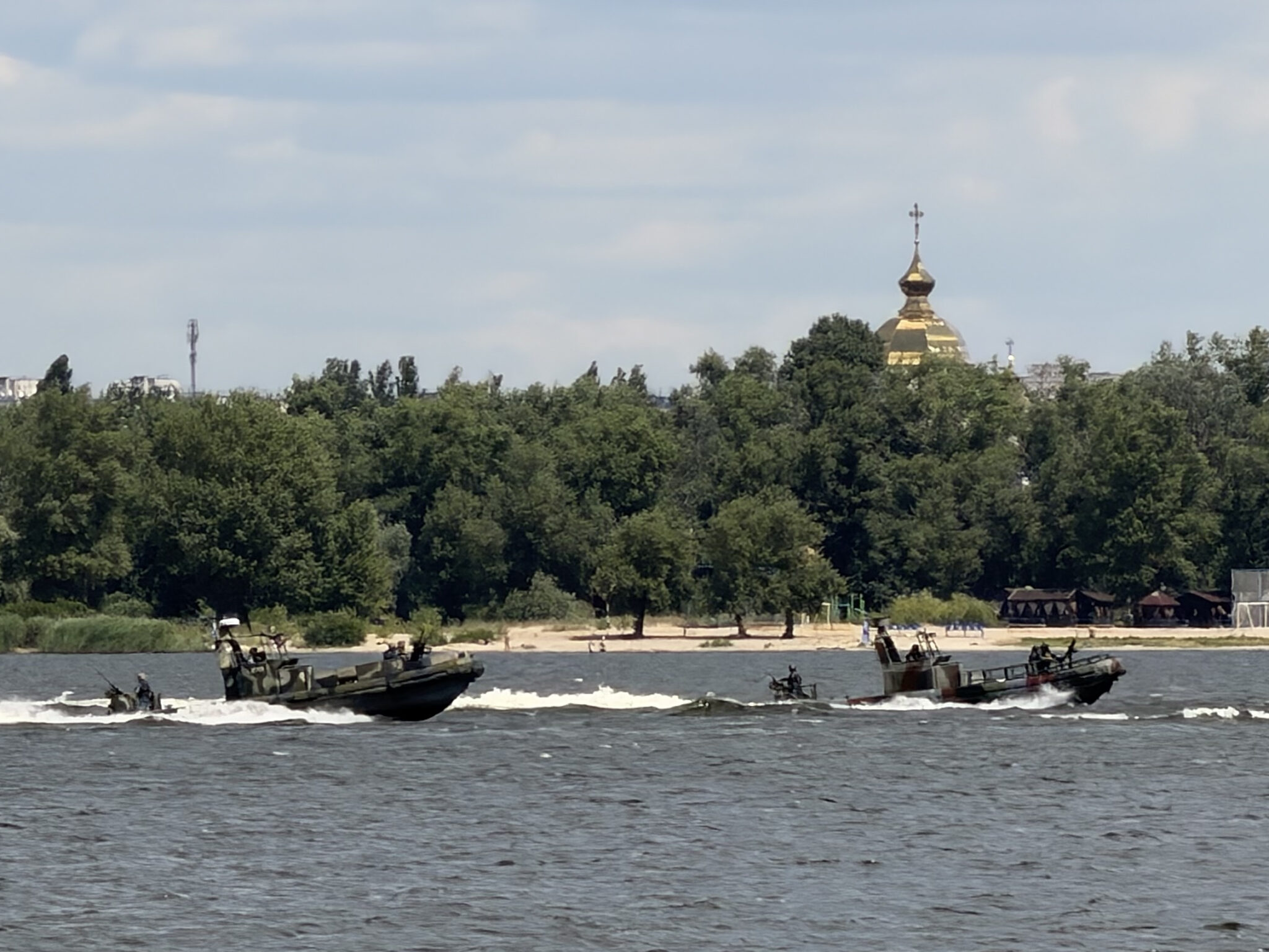 Тактичне маневрування катерів Річкової флотилії ВМС ЗСУ на День Військово-Морських Сил Збройних Сил України