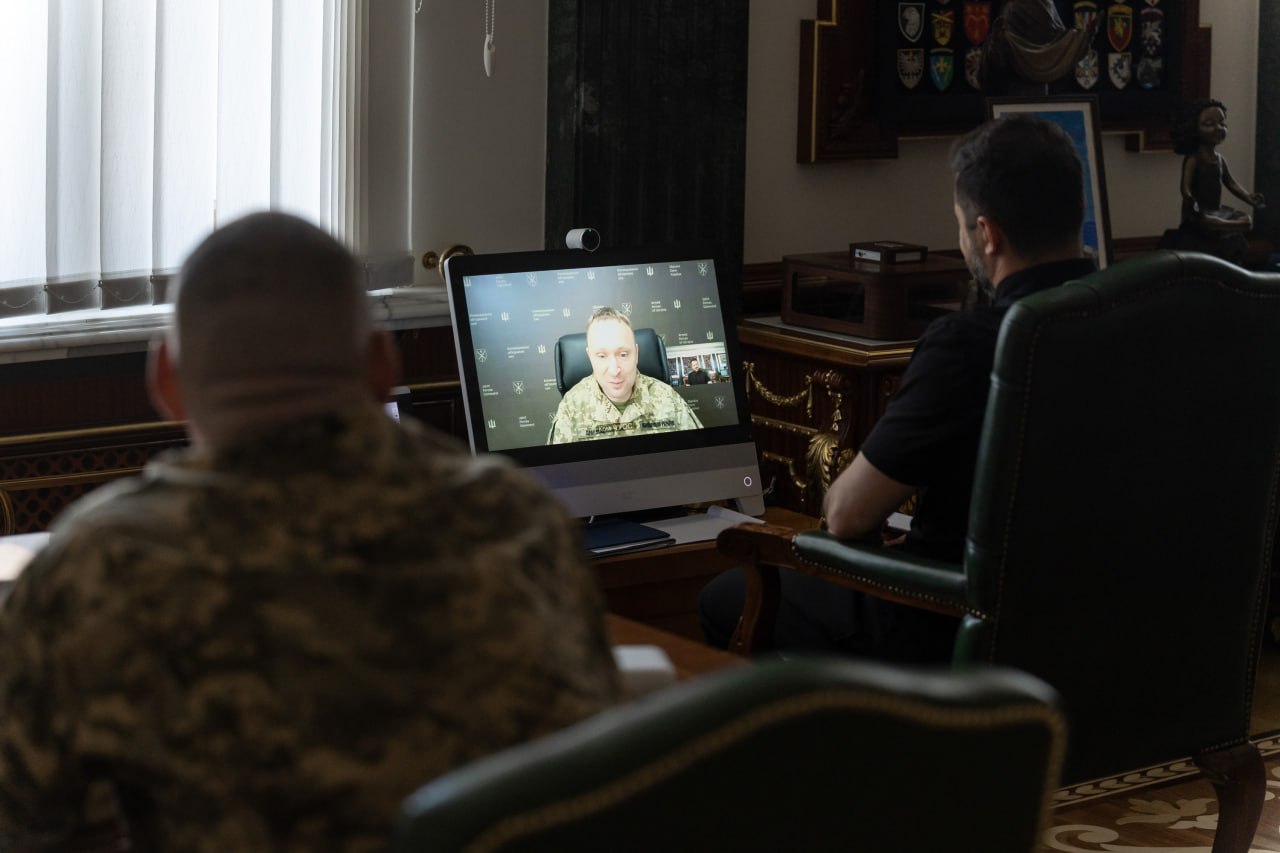Президент Володимир Зеленський спілкуєтся онлайн з командувачем Об’єднаних Сил ЗСУ генерал-майором Михайлом Драпатим. Фото з каналу Президента
