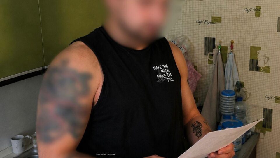 У тату і з біцепсами: качка з Одеси підозрюють у тому, що він ошукав волонтера на 900 тис. грн 