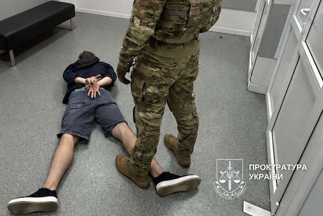Затриманий лежить на підлозі