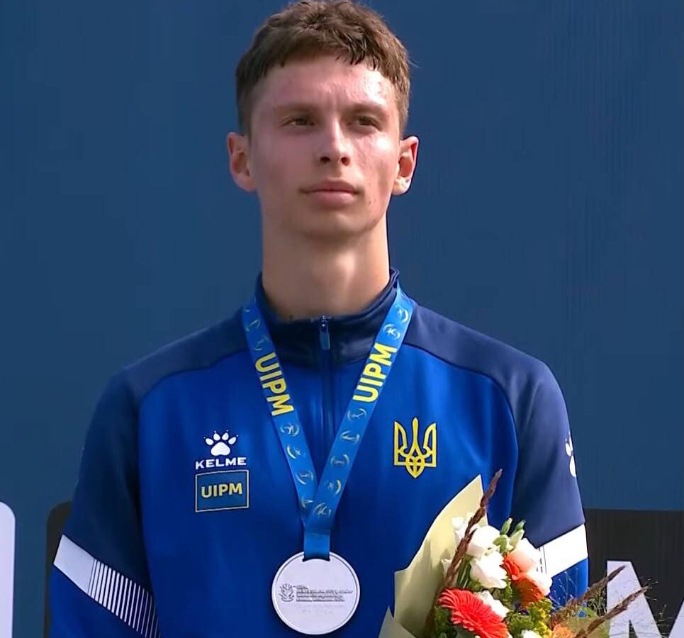 Наш спортсмен з медаллю та букетом