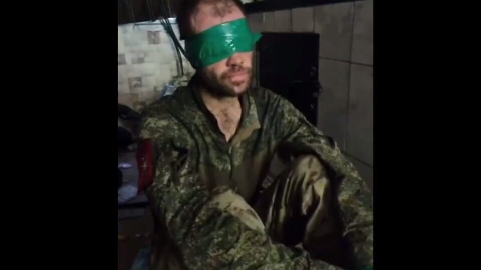 «У мєня ні автомата, на рації нє било»: двоє окупантів ховалися у курнику, а потім здалися 