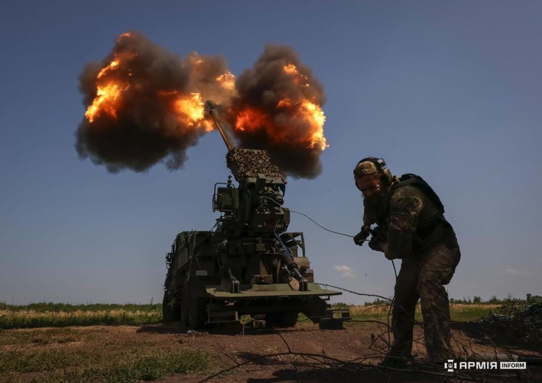Гармата стріляє