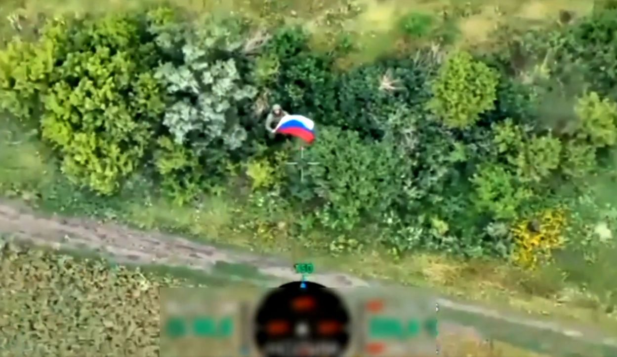 Фейковий російський солдат з флагом