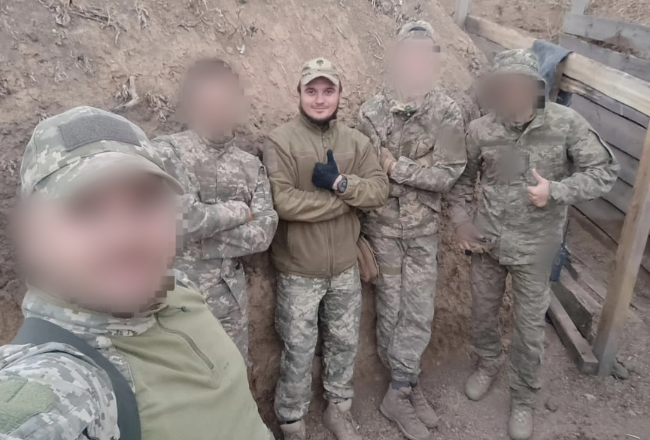 Військовослужбовець 152-ї окремої єгерської бригади Сергій з побратимами
