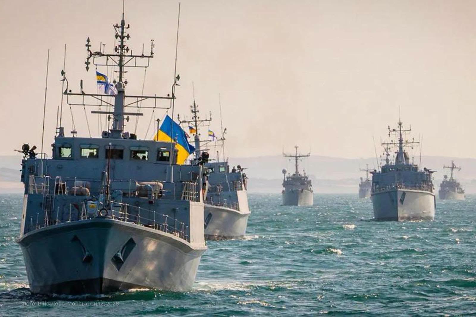 Корабель пливе під українським прапором