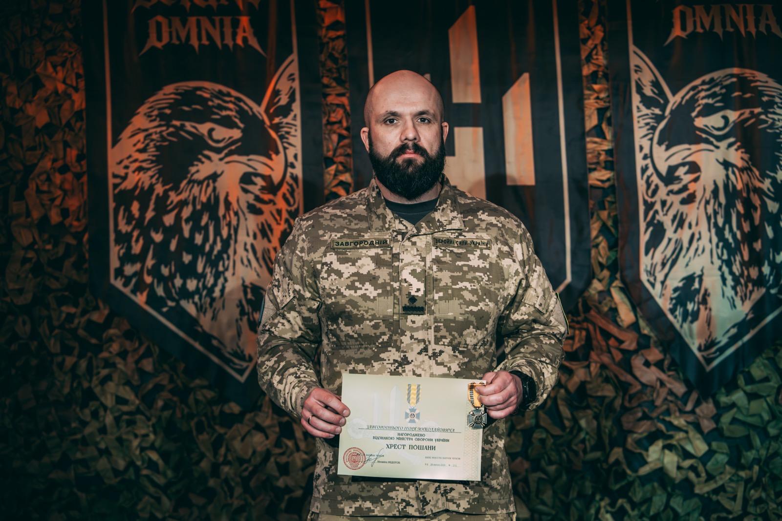 Ігор Завгородній демонструє свою нагороду «Хрест пошани»