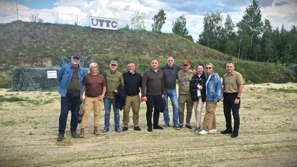 Учасники зустрічі начальника Головного управління протимінної діяльності, цивільного захисту та екологічної безпеки, керівника секретаріату Національного органу з питань протимінної діяльності полковника Руслана Берегулі з провідними технічними експертами Хорватського центру протимінної діяльності