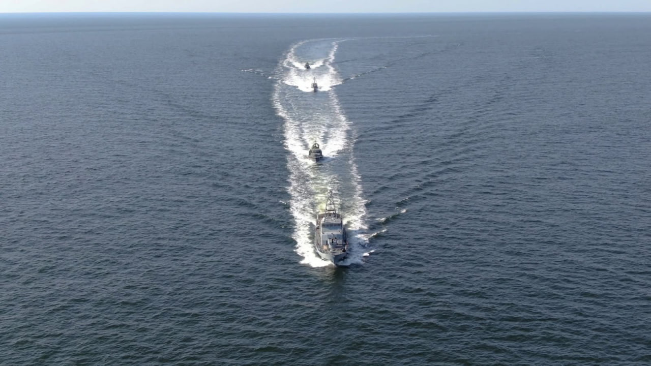Кораблі пливуть по морю.