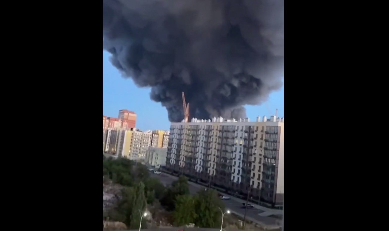 Величезний стовп диму над російським логістичним центром