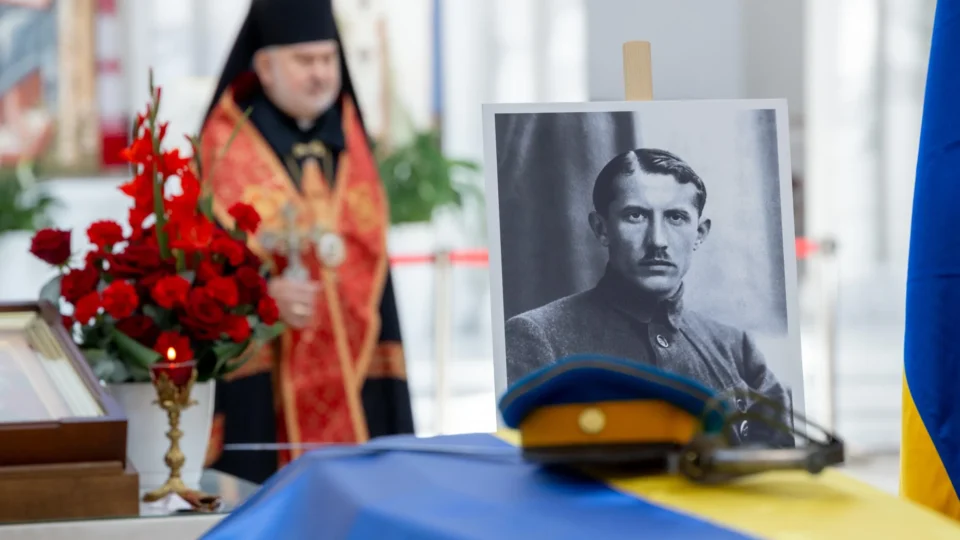 Прах полковника Євгена Коновальця перепоховали на Національному військовому меморіальному кладовищі 