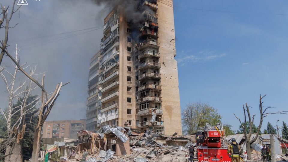 Авіаудар по Краматорську: 24 постраждалих, багатоповерхівку охопив вогонь 