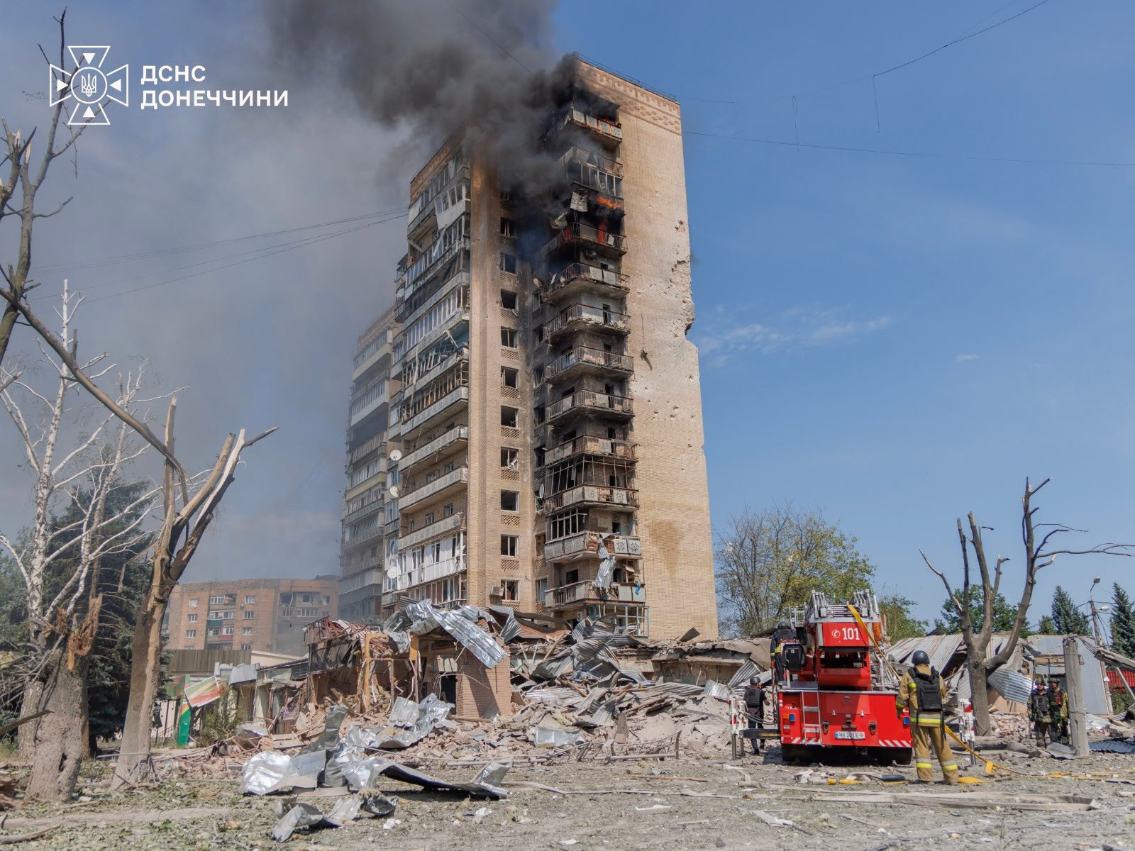 Палає багатоповерхівка в Краматорську внаслідок ворожого авіаудару.