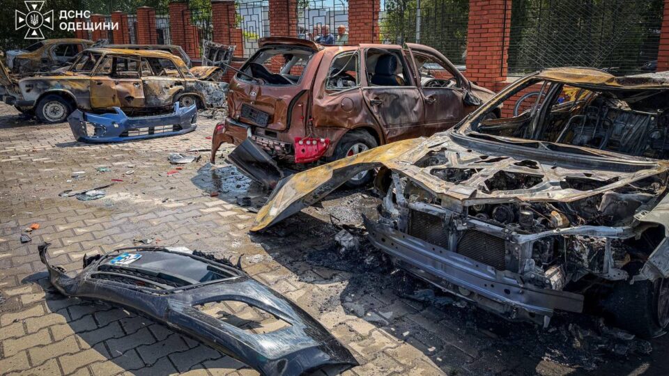 Ворог вдарив по підприємству на Одещині: загинула людина, ще восьмеро поранені 