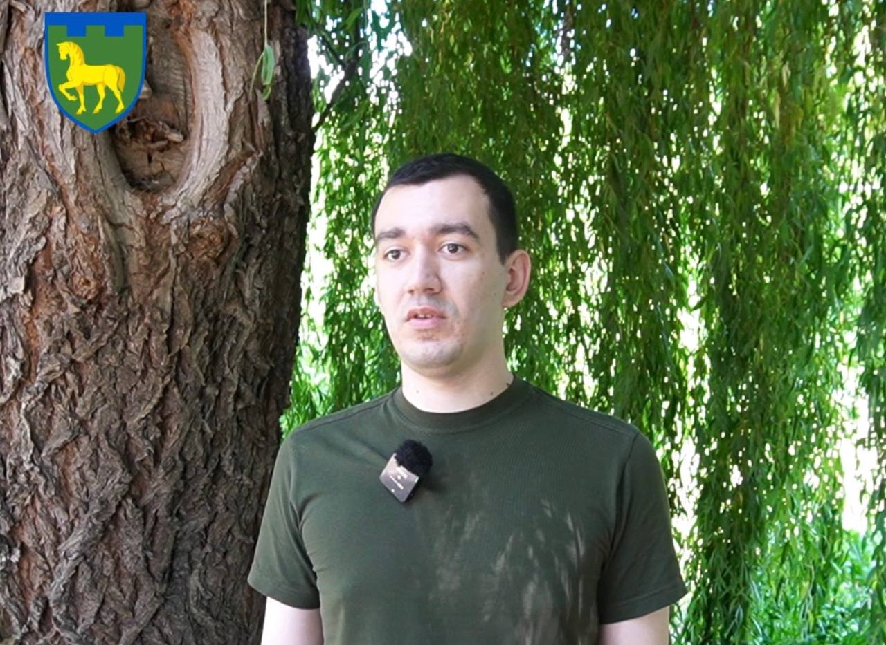 Військовий на фоні дерев