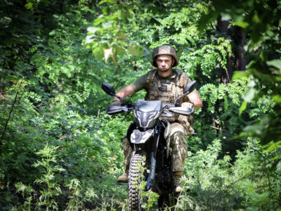 Мобільність, швидкість і маневровість: як військових готують до їзди на мотоциклах на фронті