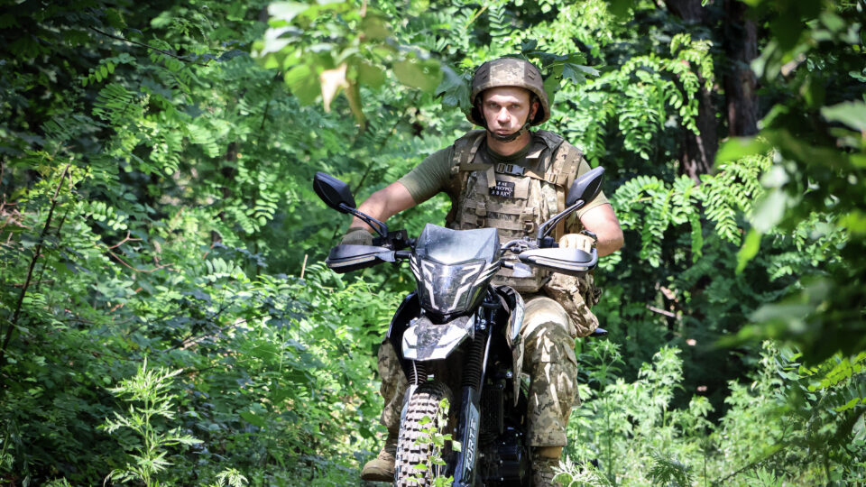Мобільність, швидкість і маневровість: як військових готують до їзди на мотоциклах на фронті 