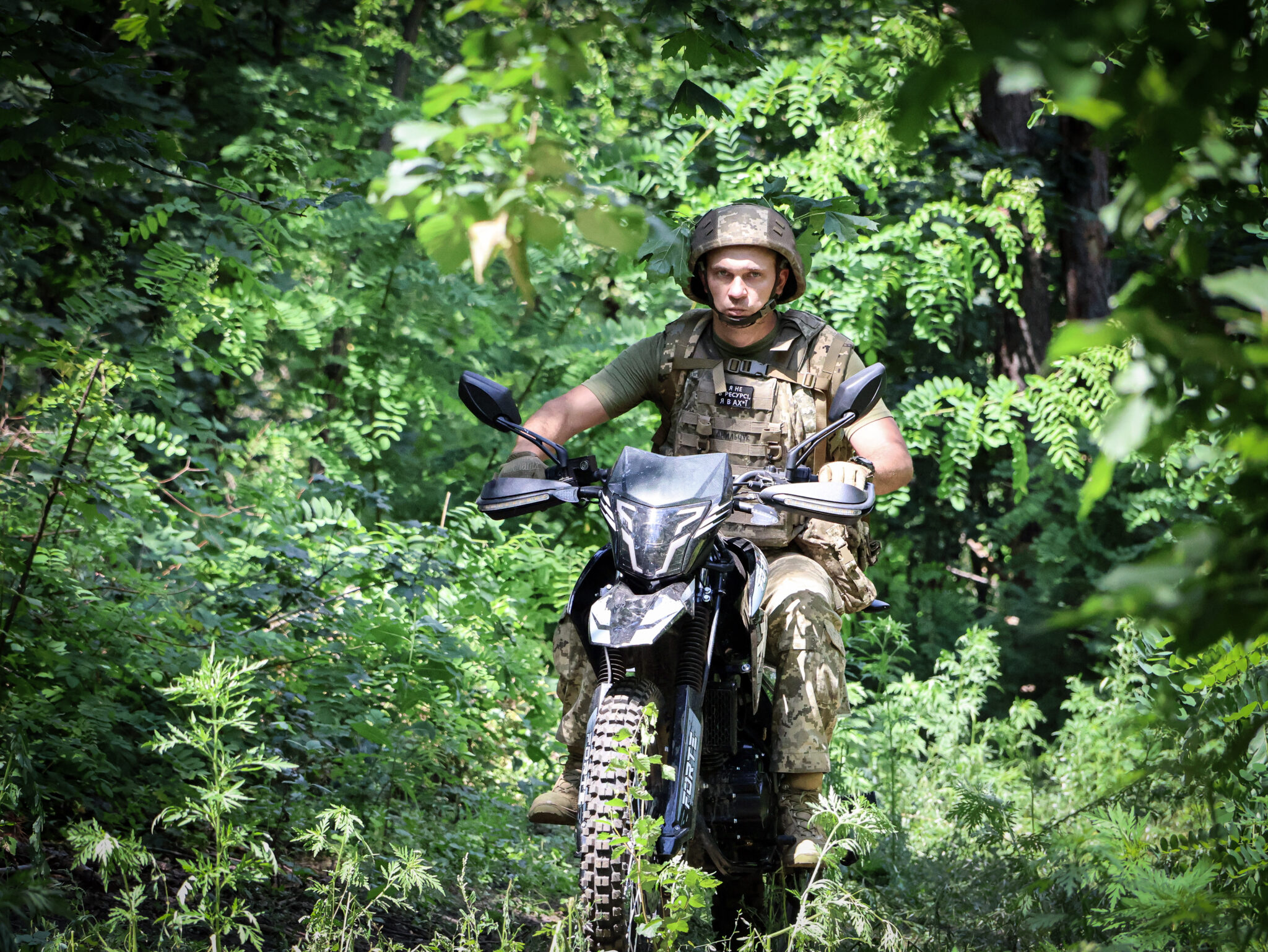 Мобільність, швидкість і маневровість: як військових готують до їзди на мотоциклах на фронті