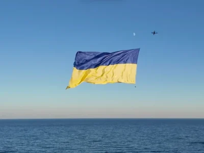 Величезний державний стяг замайорів над Чорним морем