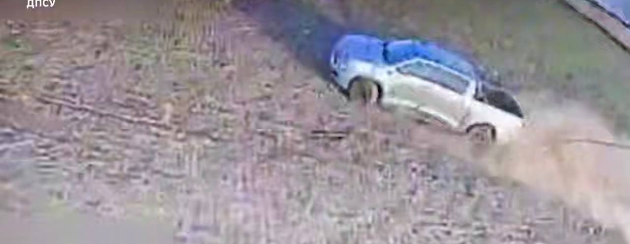 Дрон атакує вороже авто