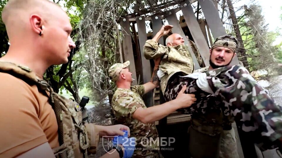 Дві доби повз до позицій: «Лицарі» врятували життя волонтеру, який опинився посеред зони бойових дій 