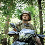 Військовослужбовці 152-ї окремої єгерської бригади тренуються їздити на мотоциклі