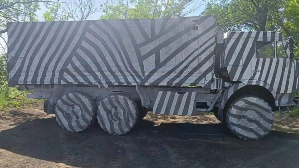 Одні зупиняють, інші добивають: ворожі колони на Крим палять спільними зусиллями 