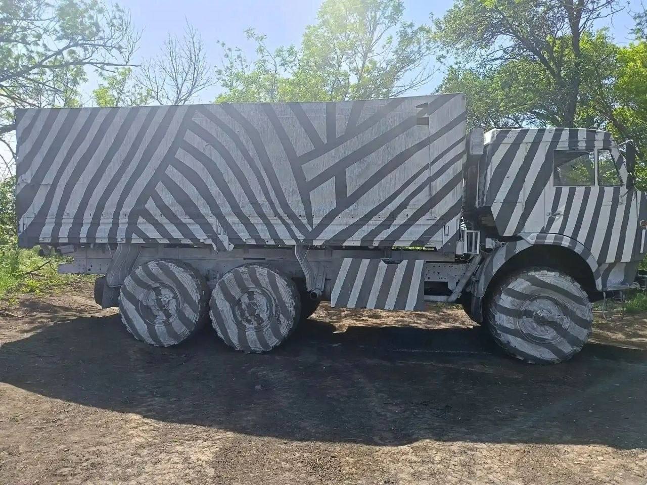 Ворожа вантажівка у антидроновому маскуванні