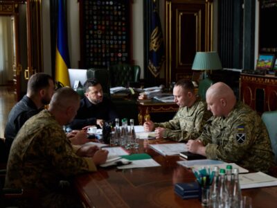Ситуація на фронті, захист міст і логістики: Володимир Зеленський провів нараду з Євгенієм Хмарою та Михайлом Драпатим