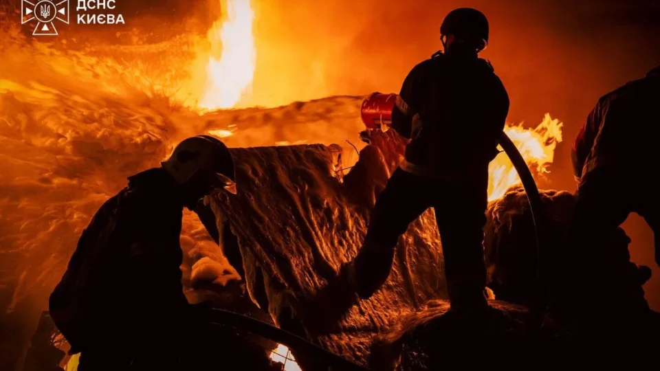 У Києві ліквідували масштабну пожежу, спричинену повторним російським обстрілом 