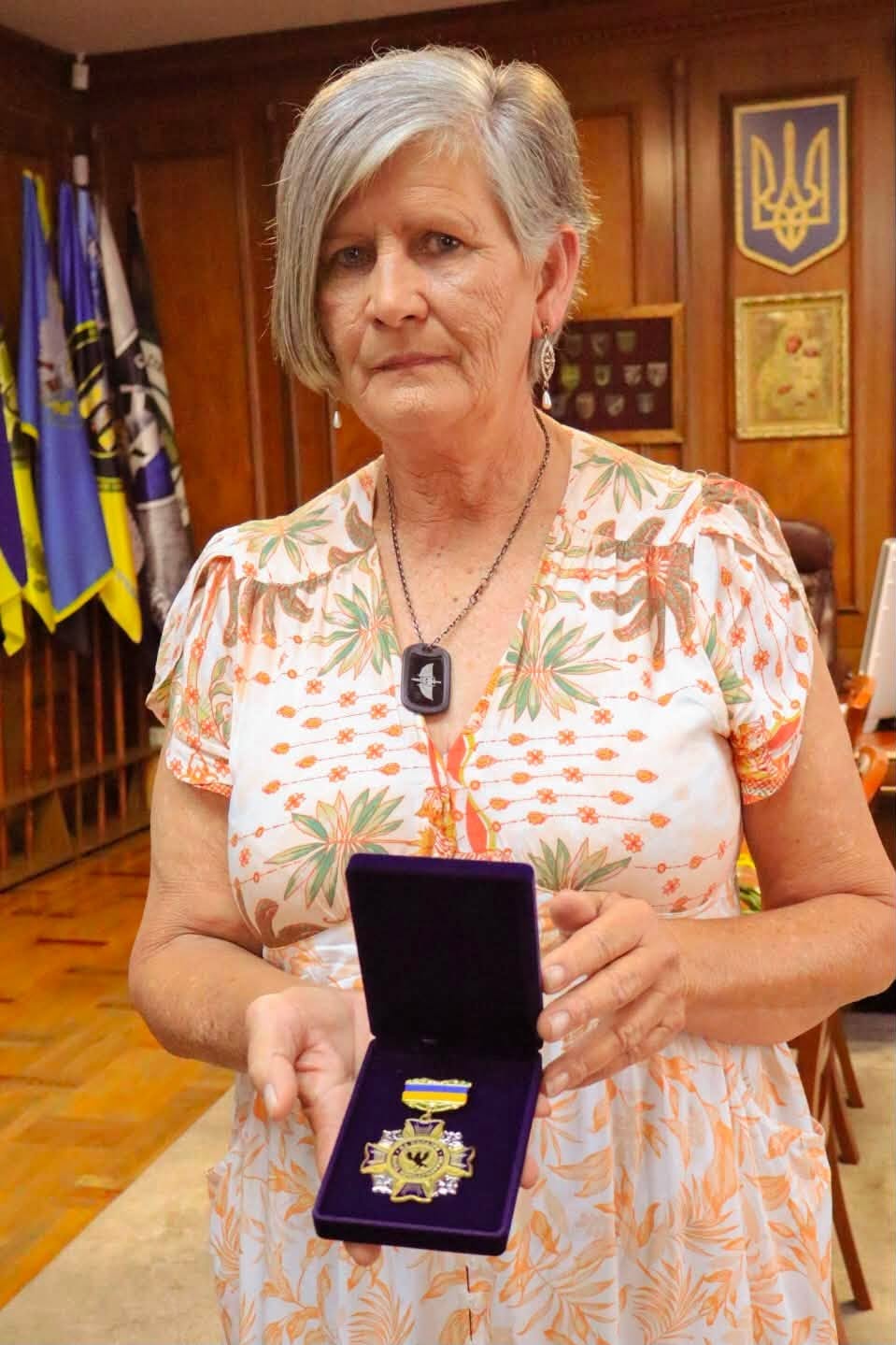 Мати Брока Грінвуда демонструє його нагороду