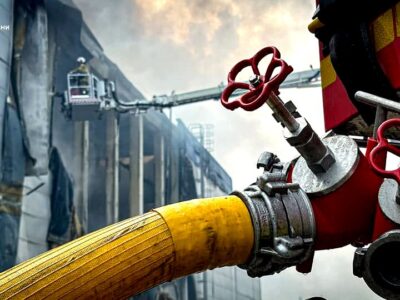 Вранці ворожі БПЛА атакували Київщину, уражено складські приміщення, одну людину поранено