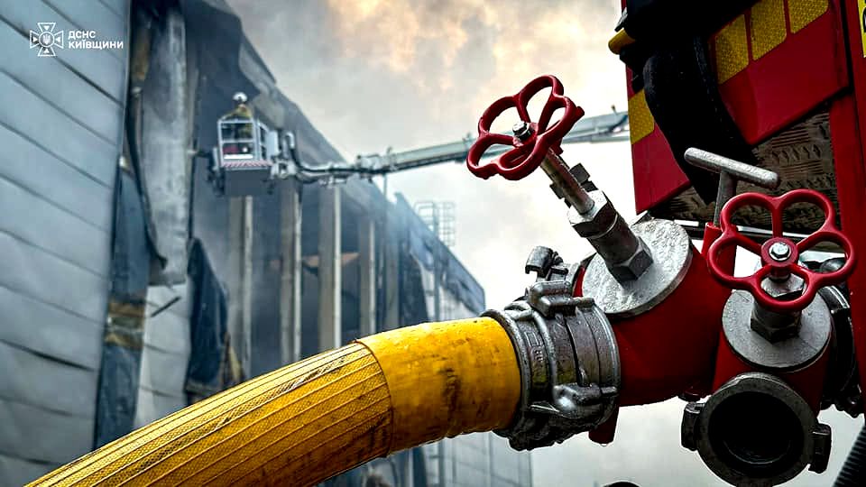 Вранці ворожі БПЛА атакували Київщину, уражено складські приміщення, одну людину поранено 