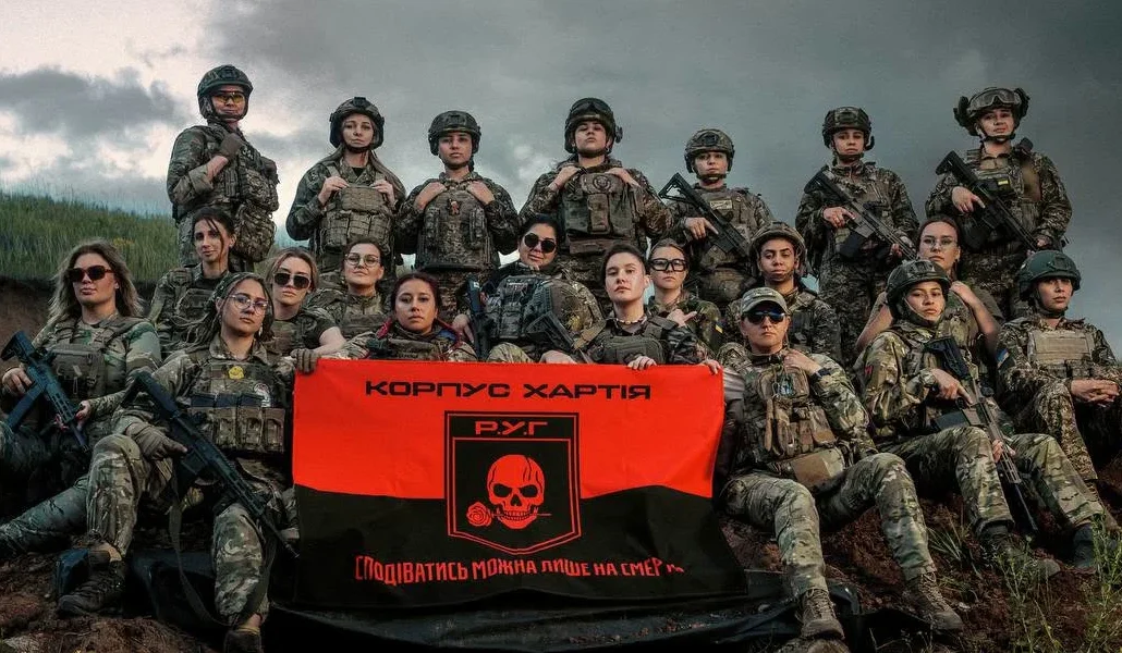 Жінки-військові з прапором корпусу "Хартія"