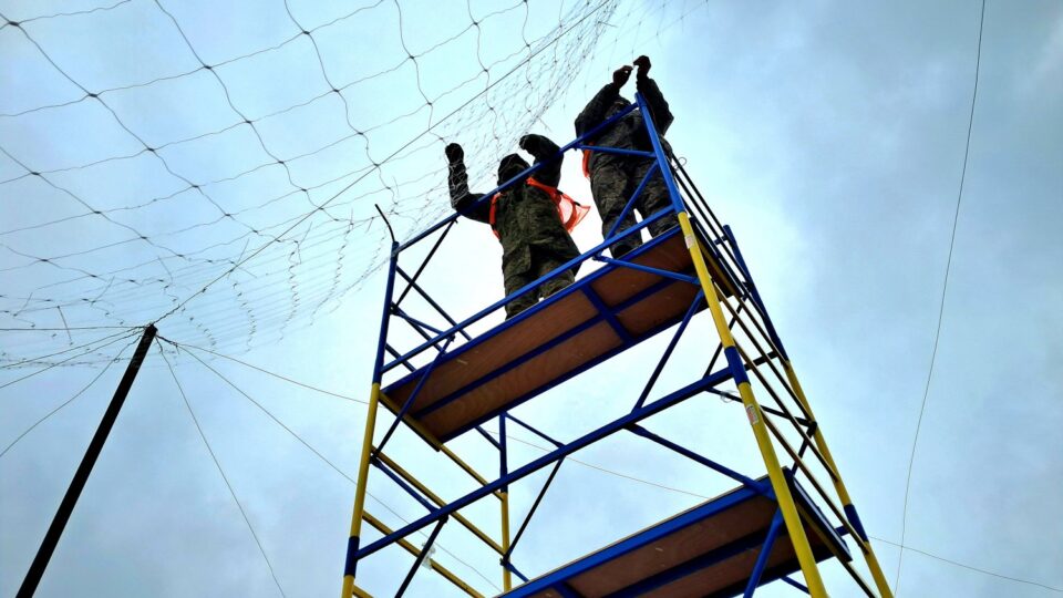 На Харківщині антидроновими сітками вже прикрито понад 500 кілометрів доріг 