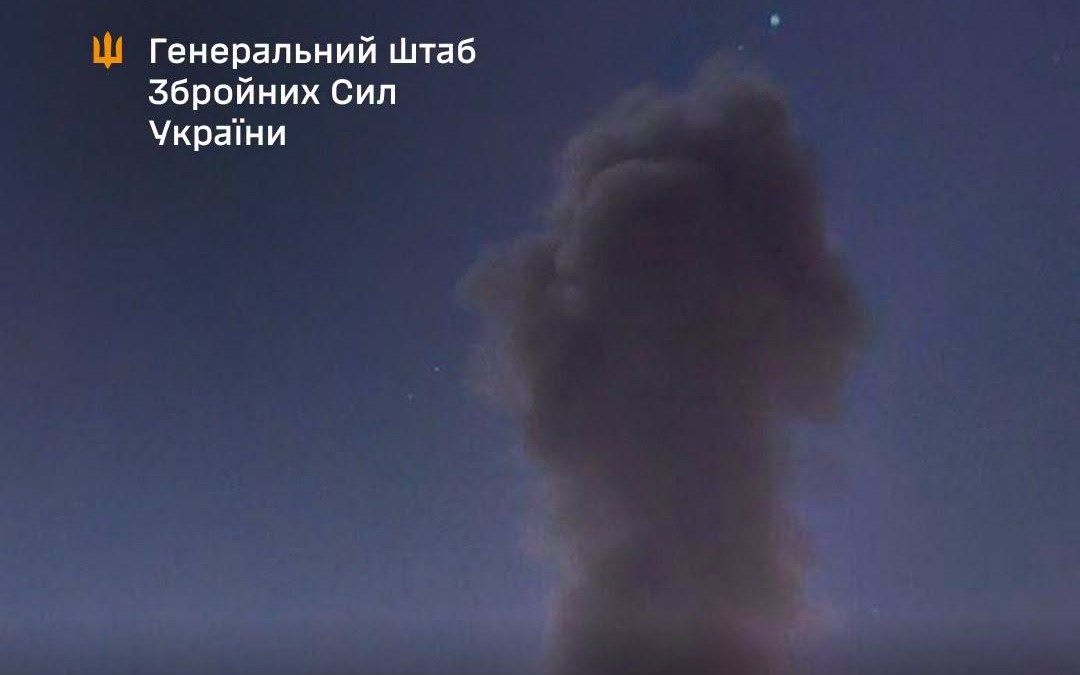 Стовп диму у нічному небі