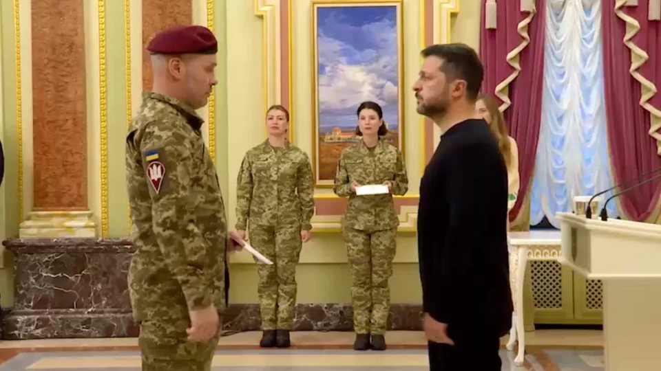 «Дім для кожного Героя»: Володимир Зеленський передав квартири українським Захисникам та родинам полеглих воїнів 