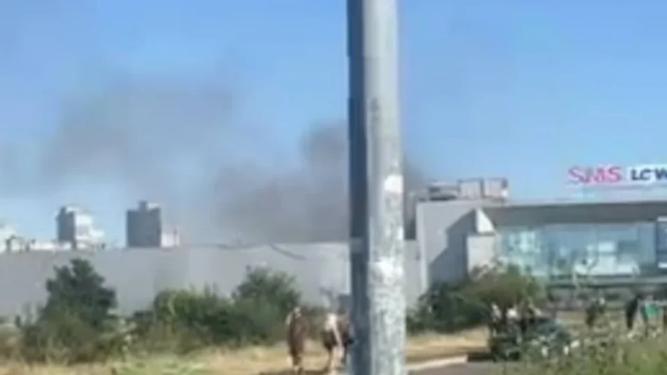 Російський БПЛА атакував найбільший торговий комплекс Кривого Рогу: є пожежа та багато постраждалих 