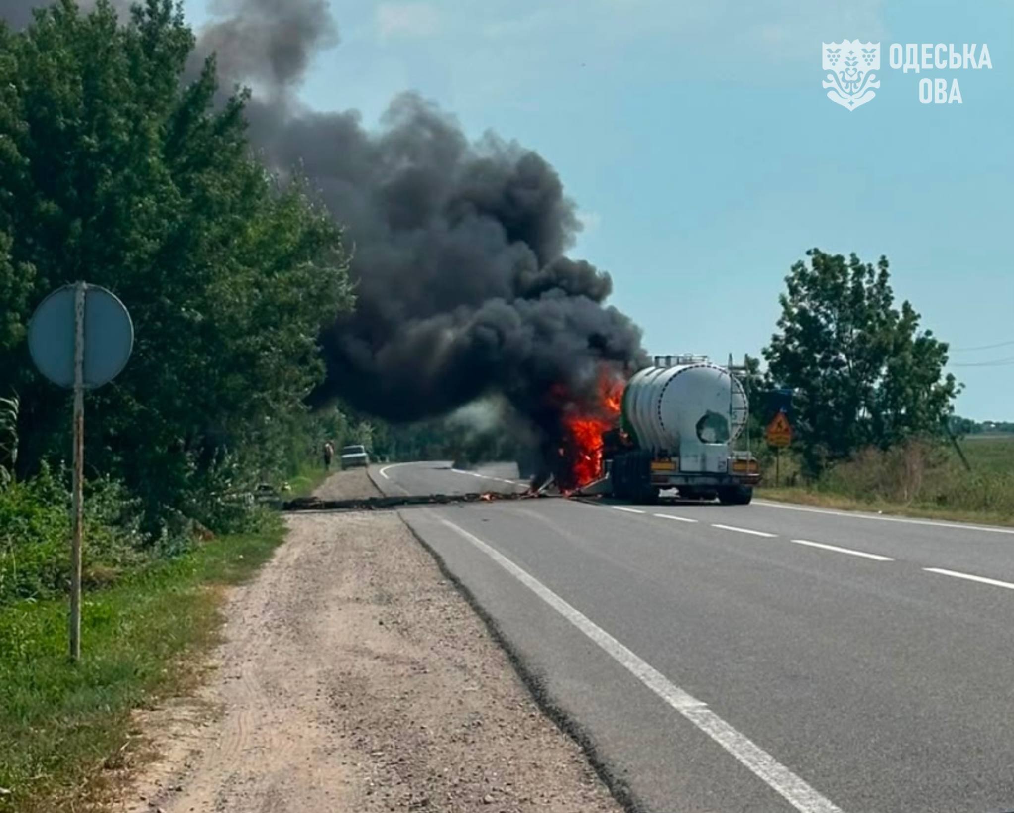 Палає цистерна, в яку влучили росіяни