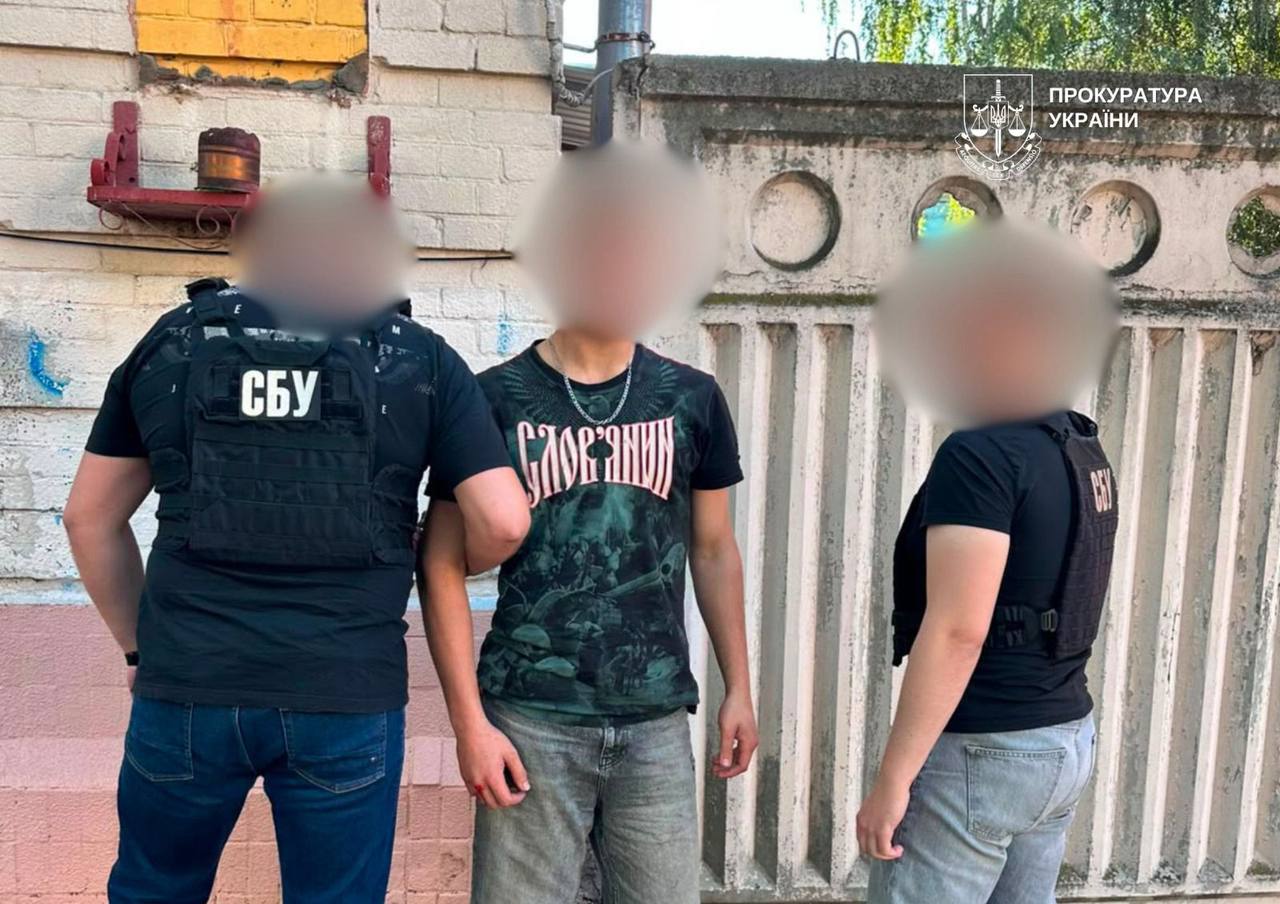 Затриманий чоловік в оточенні правоохоронців
