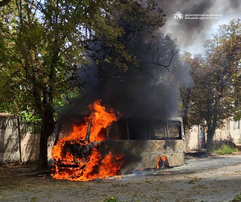 Палає автобус внаслідок російського удару по Нікополю