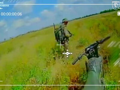 Жертвоприношення для FPV: окупант спробував задобрити український дрон своїм мотоциклом