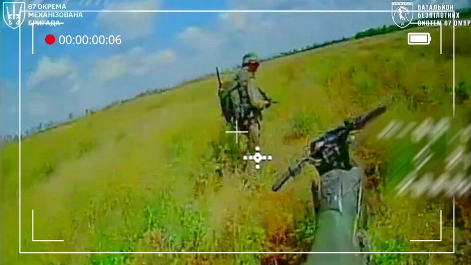 Жертвоприношення для FPV: окупант спробував задобрити український дрон своїм мотоциклом 