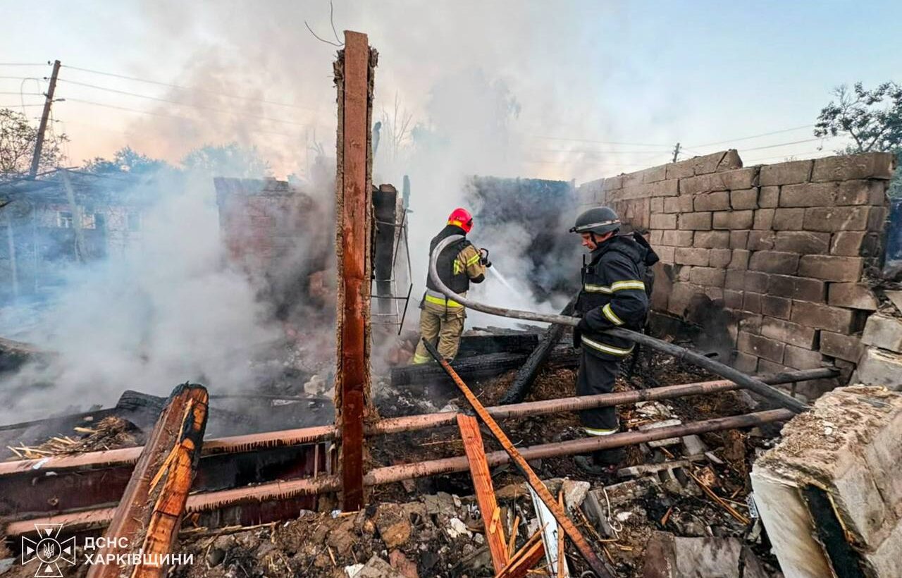 Рятувальники гасять пожежу після російського удару