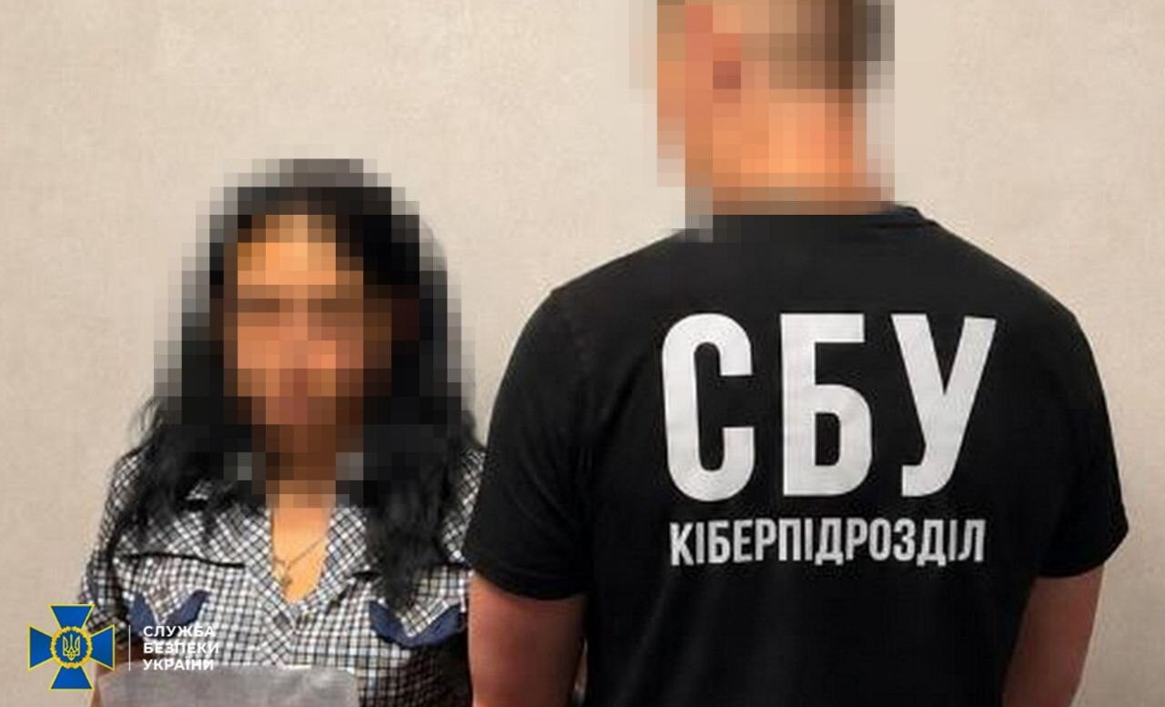Співробітник СБУ поряд з російською агенткою