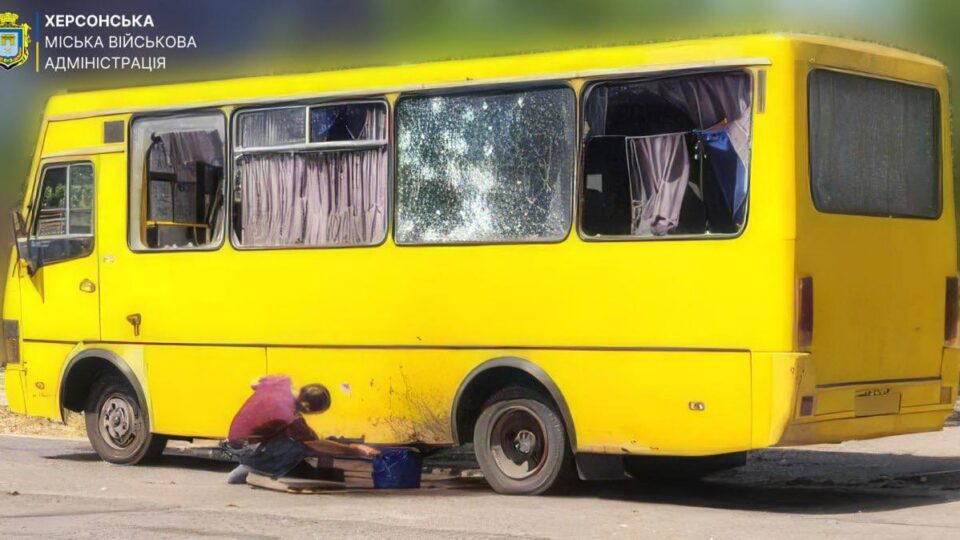 Окупанти атакували маршрутку в Херсоні, постраждали п’ятеро пасажирів 