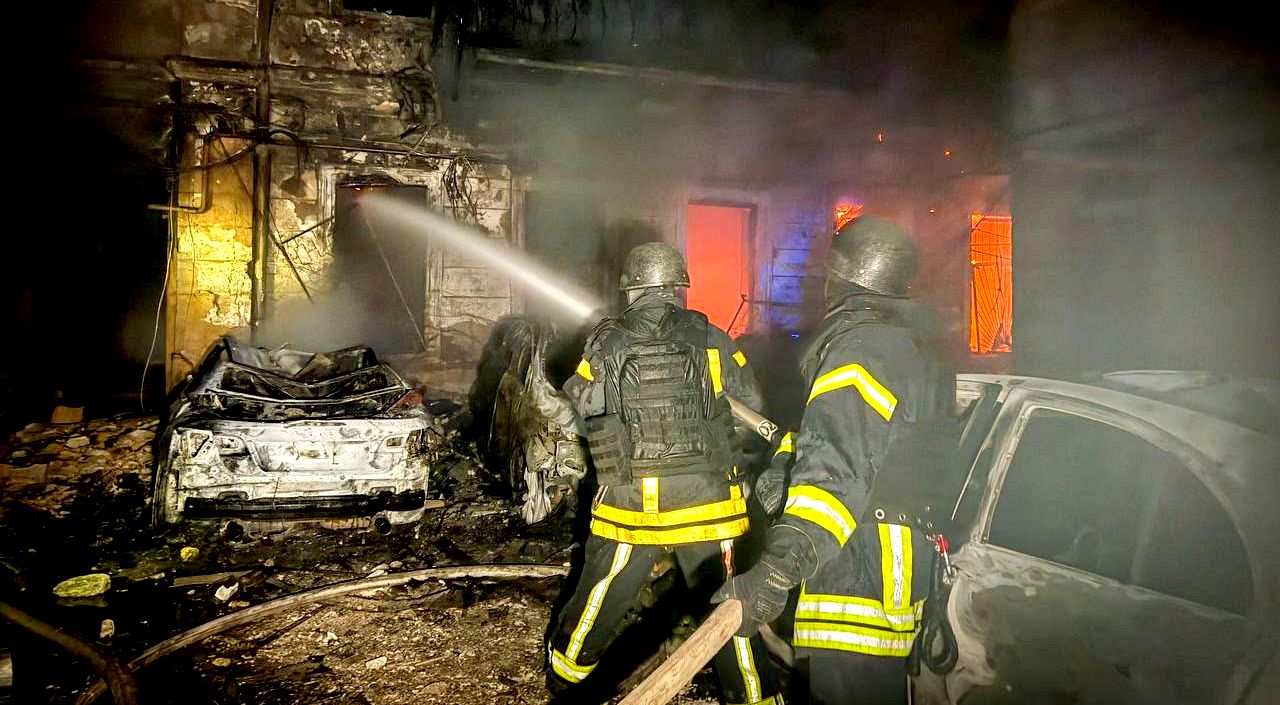 Рятувальники гасять пожежу