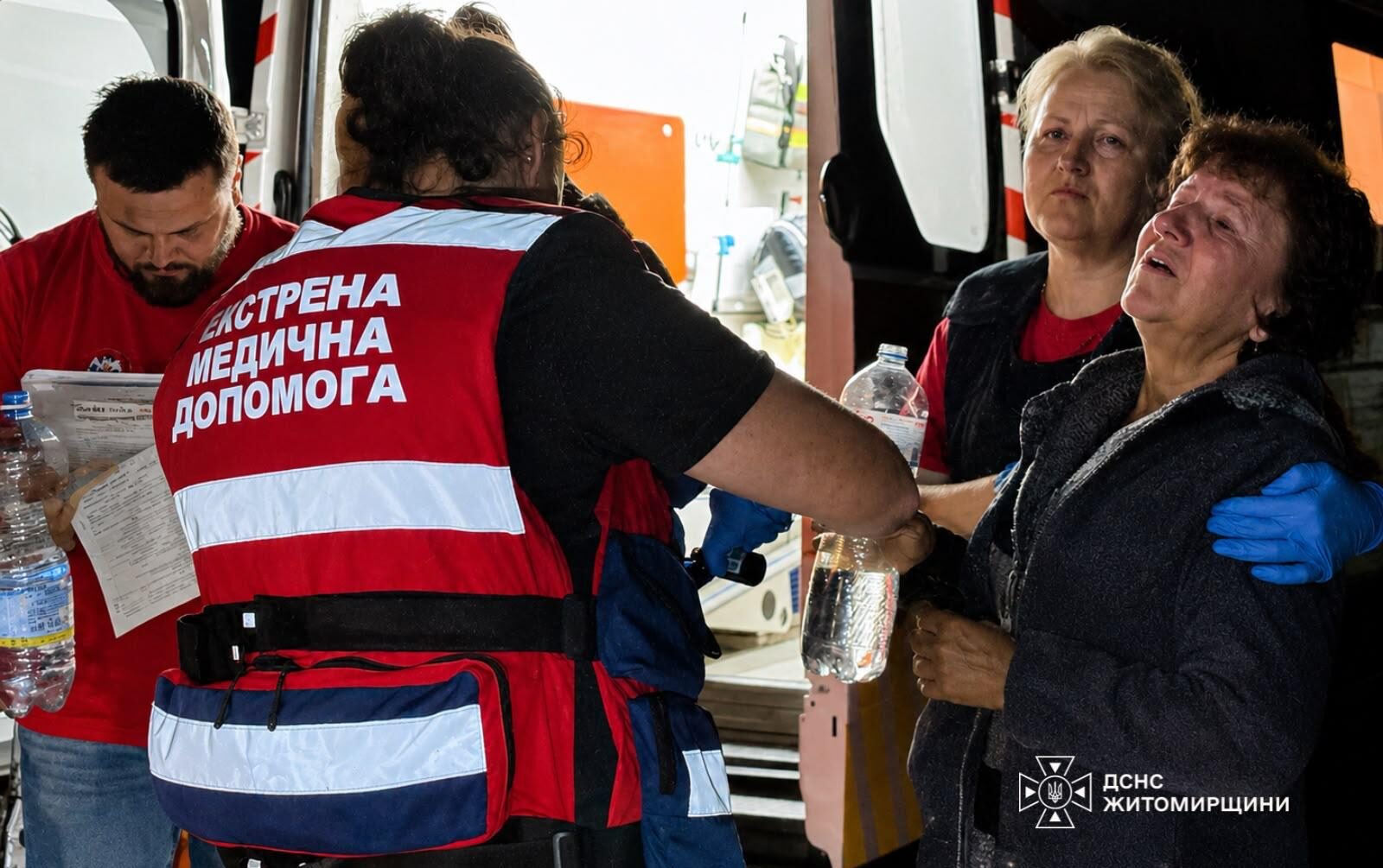 Медики надають допомогу цивільним після російського удару